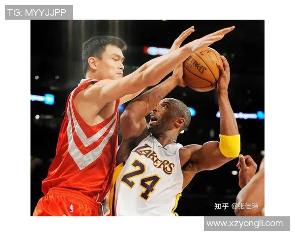 姚明下蹲瞬间展现篮球巨星风范与运动员的坚持精神