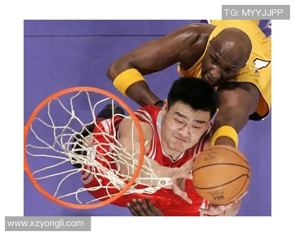 姚明与邓肯温情拥抱瞬间回顾见证篮球传奇友谊的力量与情感